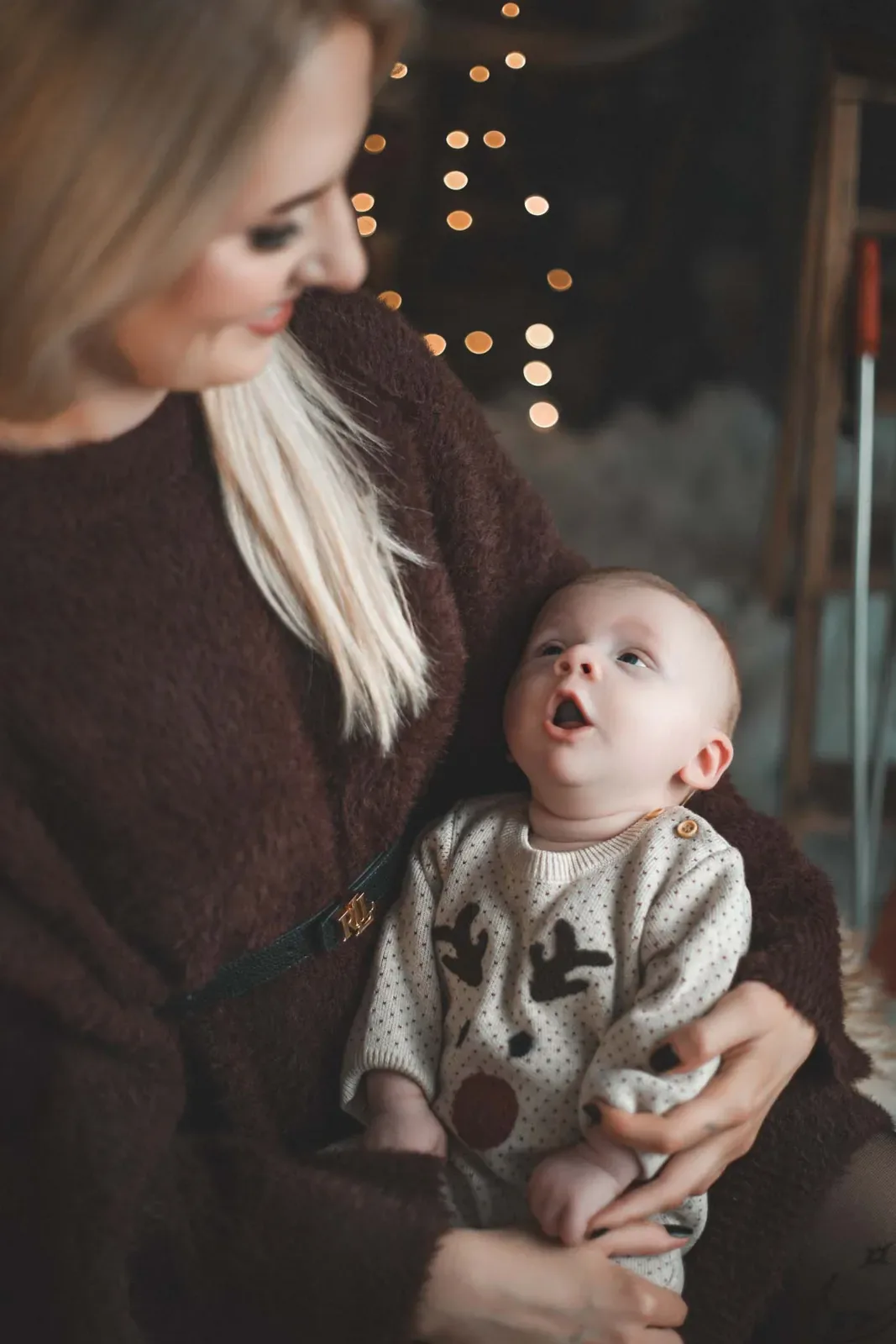 Mama z niemowlakiem w świątecznym sweterku
